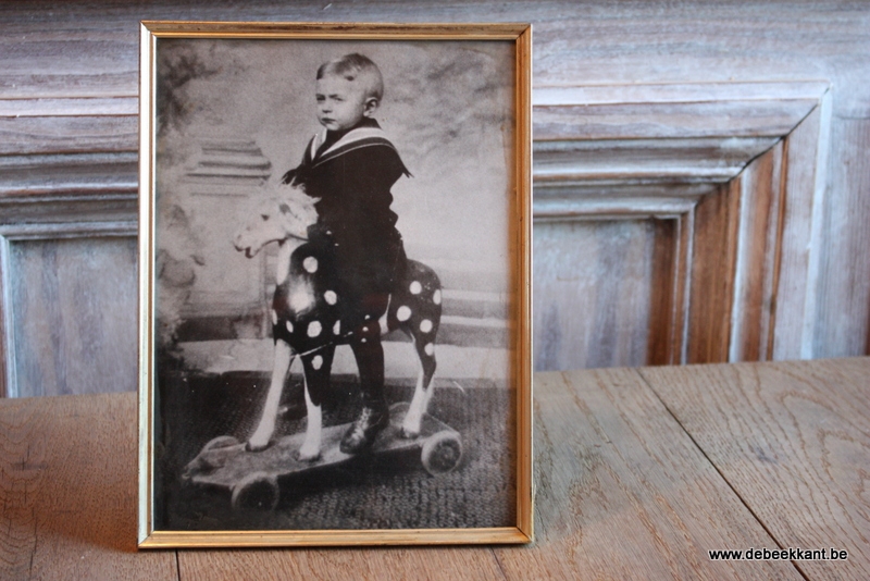 Antieke kinderfoto jongetje op paard